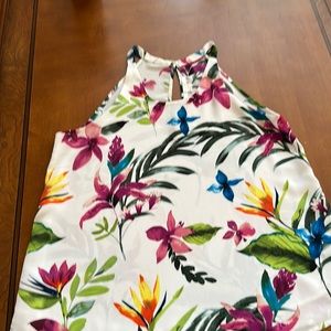 Sleeveless c & e woman’s top tropical print size small. Lightweight lined front